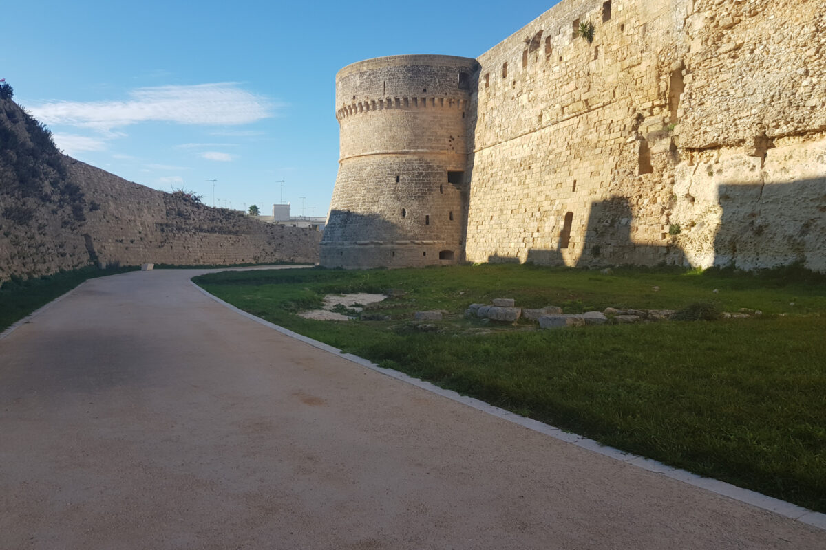 Umweltfreundlicher Bodenbelag aus stabilisierter Erde für die Wassergräben des Aragonesischen Schlosses von Otranto