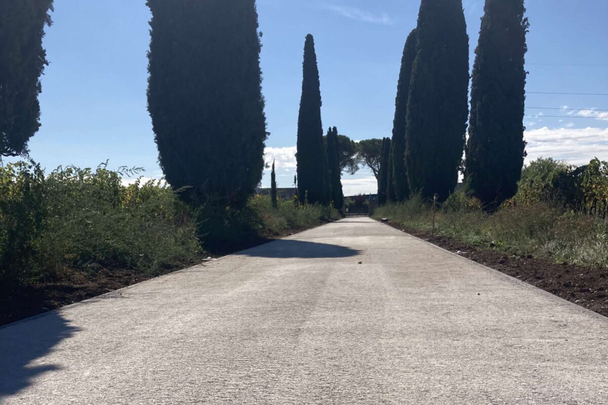 Villa De Claricini Dornpacher a Bottenicco di Moimacco (UD): viale di accesso realizzato con la terra stabilizzata