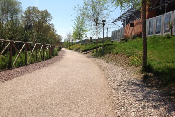 Pavimentazione ciclopedonale naturale ecocompatibile con inerte terroso stabilizzato