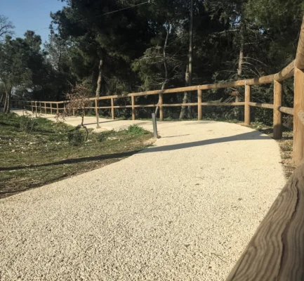 Pavimentazione naturale trattata con agente stagionante