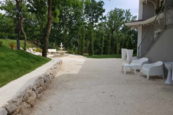 Tenuta Santo Stefano a Santo Stefano Del Sole (AV): realizzazione di pavimentazione ecocompatibile drenante con aggregati calcarei