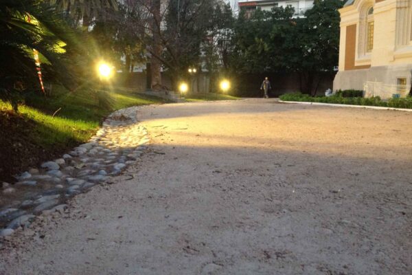 Realizzazione di pavimentazione naturale ecocompatibile con misto granulare - percorsi aree esterne chiesa ortodossa Russa di Nizza