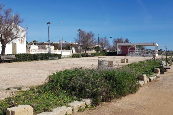 Piazza SS. Cosma e Damiano - Marina di Alliste (LE): realizzazione di pavimentazione ecocompatibile in misto granulare stabilizzato.