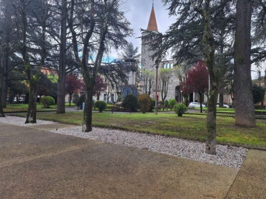 Vista della passeggiata in calcestruzzo architettonico con inerti locali nel giardino pubblico di Vergato