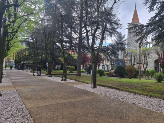 Vista della passeggiata in calcestruzzo architettonico con inerti locali nel giardino pubblico di Vergato