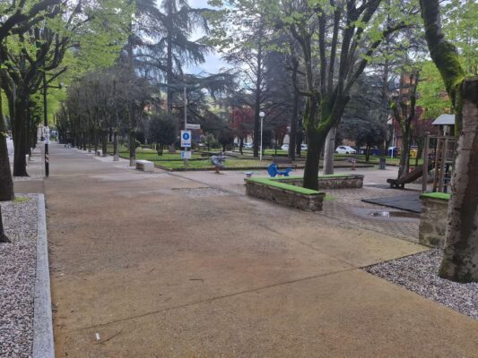 Vista della passeggiata in calcestruzzo architettonico con inerti locali nel giardino pubblico di Vergato