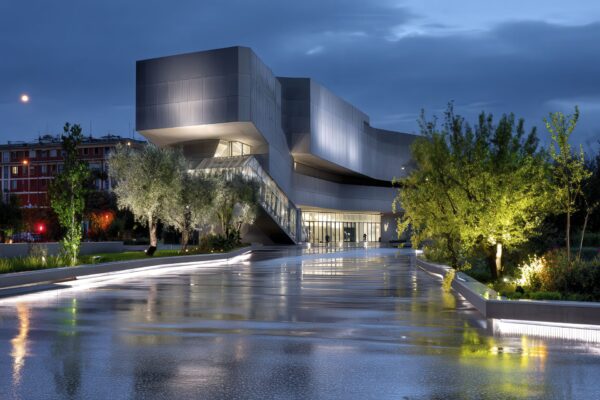 Veduta del MAXXI Roma con pavimentazione permeabile e riflessi di luce, simbolo delle città che respirano con la terra