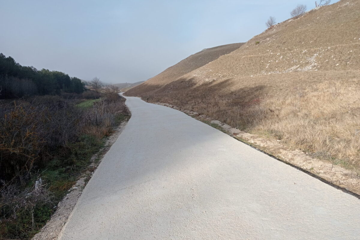 Strada rurale carrabile in misto granulare stabilizzato nel Parco del Gran Sasso a Barisciano